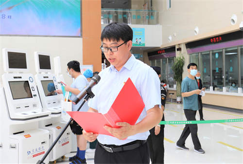 3.医院党委副书记冯立.jpg